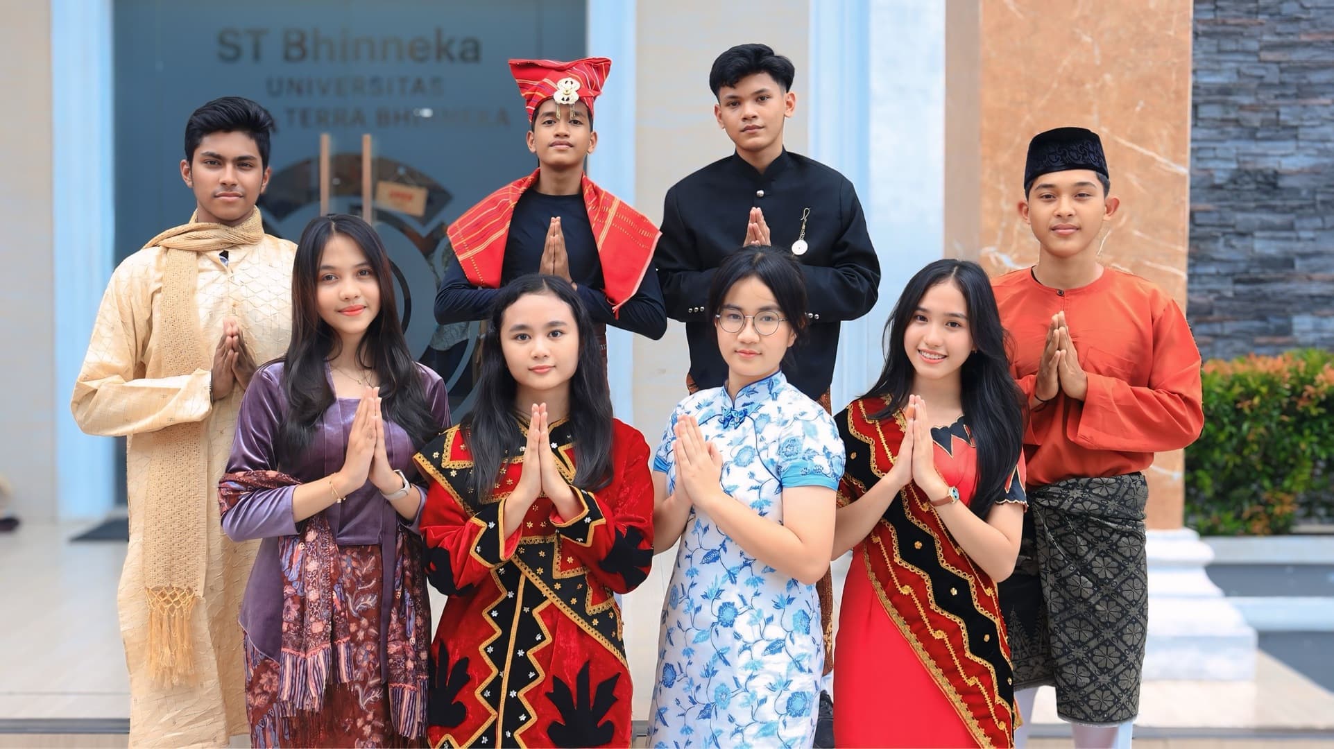 Kelompok siswa dengan pakaian tradisional beragam
